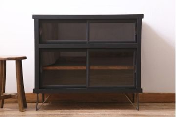 アンティーク家具　大正昭和初期　リメイク　メンズライクなお部屋におすすめの脚付きリビングボード(収納棚、戸棚、テレビ台)(R-045131)