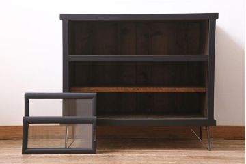 アンティーク家具　大正昭和初期　リメイク　メンズライクなお部屋におすすめの脚付きリビングボード(収納棚、戸棚、テレビ台)(R-045131)
