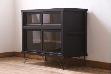 アンティーク家具　大正昭和初期　リメイク　メンズライクなお部屋におすすめの脚付きリビングボード(収納棚、戸棚、テレビ台)(R-045131)