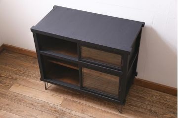 アンティーク家具　大正昭和初期　リメイク　メンズライクなお部屋におすすめの脚付きリビングボード(収納棚、戸棚、テレビ台)(R-045131)
