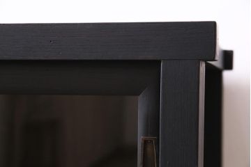 アンティーク家具　大正昭和初期　リメイク　メンズライクなお部屋におすすめの脚付きリビングボード(収納棚、戸棚、テレビ台)(R-045131)