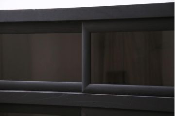 アンティーク家具　大正昭和初期　リメイク　メンズライクなお部屋におすすめの脚付きリビングボード(収納棚、戸棚、テレビ台)(R-045131)