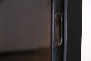 アンティーク家具　大正昭和初期　リメイク　メンズライクなお部屋におすすめの脚付きリビングボード(収納棚、戸棚、テレビ台)(R-045131)