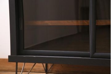 アンティーク家具　大正昭和初期　リメイク　メンズライクなお部屋におすすめの脚付きリビングボード(収納棚、戸棚、テレビ台)(R-045131)