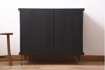 アンティーク家具　大正昭和初期　リメイク　メンズライクなお部屋におすすめの脚付きリビングボード(収納棚、戸棚、テレビ台)(R-045131)