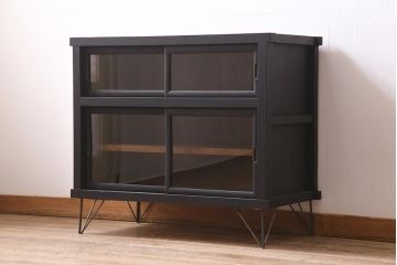 アンティーク家具　大正昭和初期　リメイク　メンズライクなお部屋におすすめの脚付きリビングボード(収納棚、戸棚、テレビ台)(R-045131)