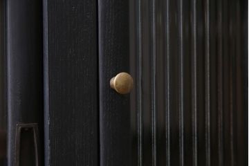 アンティーク家具　昭和初期　リメイク　モールガラス入り　ダークトーンがおしゃれな脚付きリビングボード(収納棚、戸棚、テレビ台)(R-045132)