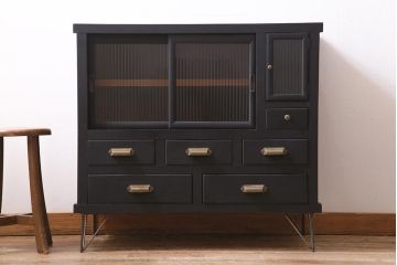 アンティーク家具　昭和初期　リメイク　モールガラス入り　ダークトーンがおしゃれな脚付きリビングボード(収納棚、戸棚、テレビ台)(R-045132)