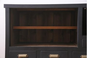 アンティーク家具　昭和初期　リメイク　モールガラス入り　ダークトーンがおしゃれな脚付きリビングボード(収納棚、戸棚、テレビ台)(R-045132)