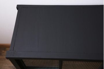 アンティーク家具　昭和初期　リメイク　モールガラス入り　ダークトーンがおしゃれな脚付きリビングボード(収納棚、戸棚、テレビ台)(R-045132)