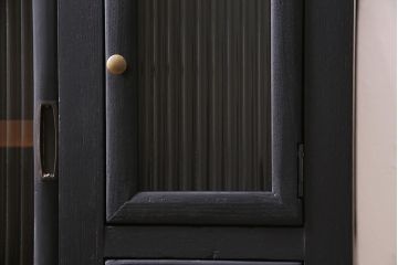 アンティーク家具　昭和初期　リメイク　モールガラス入り　ダークトーンがおしゃれな脚付きリビングボード(収納棚、戸棚、テレビ台)(R-045132)