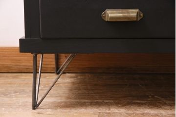アンティーク家具　昭和初期　リメイク　モールガラス入り　ダークトーンがおしゃれな脚付きリビングボード(収納棚、戸棚、テレビ台)(R-045132)