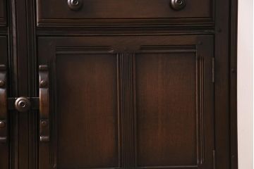 ヴィンテージ家具　イギリスビンテージ　ERCOL(アーコール)　Old Colonial(オールドコロニアル)　気品と風格が漂うカップボード(本棚、ブックシェルフ、食器棚)(R-045136)