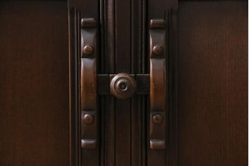 ヴィンテージ家具　イギリスビンテージ　ERCOL(アーコール)　Old Colonial(オールドコロニアル)　気品と風格が漂うカップボード(本棚、ブックシェルフ、食器棚)(R-045136)