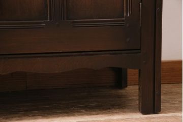 ヴィンテージ家具　イギリスビンテージ　ERCOL(アーコール)　Old Colonial(オールドコロニアル)　気品と風格が漂うカップボード(本棚、ブックシェルフ、食器棚)(R-045136)