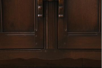 ヴィンテージ家具　イギリスビンテージ　ERCOL(アーコール)　Old Colonial(オールドコロニアル)　気品と風格が漂うカップボード(本棚、ブックシェルフ、食器棚)(R-045136)