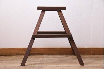 アンティーク家具　昭和レトロ　折りたたみ式　古い木の質感が味わい深い踏み台(花台)(R-045142)