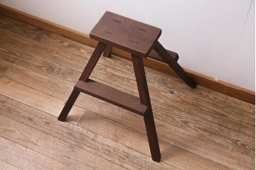 アンティーク家具　昭和レトロ　折りたたみ式　古い木の質感が味わい深い踏み台(花台)(R-045142)