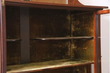 アンティーク家具　イギリスアンティーク　マホガニー材　ミラーバック　品の良い象眼細工入りのキャビネット(飾り棚、収納棚)(R-045147)