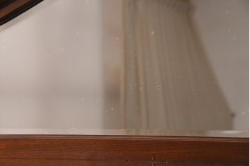 アンティーク家具　イギリスアンティーク　マホガニー材　ミラーバック　品の良い象眼細工入りのキャビネット(飾り棚、収納棚)(R-045147)