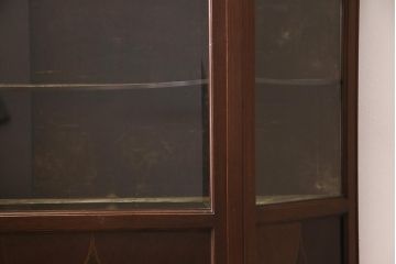 アンティーク家具　イギリスアンティーク　マホガニー材　ミラーバック　品の良い象眼細工入りのキャビネット(飾り棚、収納棚)(R-045147)