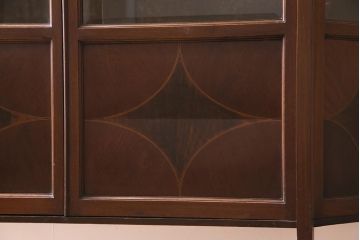アンティーク家具　イギリスアンティーク　マホガニー材　ミラーバック　品の良い象眼細工入りのキャビネット(飾り棚、収納棚)(R-045147)