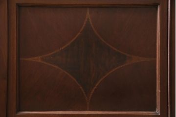 アンティーク家具　イギリスアンティーク　マホガニー材　ミラーバック　品の良い象眼細工入りのキャビネット(飾り棚、収納棚)(R-045147)