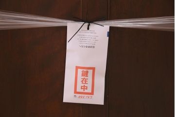 アンティーク家具　イギリスアンティーク　マホガニー材　ミラーバック　品の良い象眼細工入りのキャビネット(飾り棚、収納棚)(R-045147)