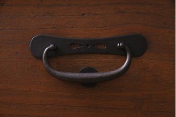 アンティーク家具　明治大正期　天板リメイク　総桐材　大きな丸金具が目を引く箪笥ローボード(衣装箪笥、チェスト、引き出し、リビングボード、和タンス)(R-045171)