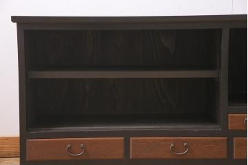 アンティーク家具　和製　大正昭和初期　天板リメイク　モールガラス入り　ツートンカラーがおしゃれな箪笥ローボード(戸棚、収納棚、テレビ台、テレビボード)(R-045176)