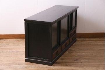 アンティーク家具　和製　大正昭和初期　天板リメイク　モールガラス入り　ツートンカラーがおしゃれな箪笥ローボード(戸棚、収納棚、テレビ台、テレビボード)(R-045176)