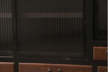 アンティーク家具　和製　大正昭和初期　天板リメイク　モールガラス入り　ツートンカラーがおしゃれな箪笥ローボード(戸棚、収納棚、テレビ台、テレビボード)(R-045176)