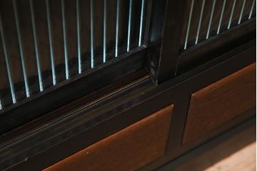 アンティーク家具　和製　大正昭和初期　天板リメイク　モールガラス入り　ツートンカラーがおしゃれな箪笥ローボード(戸棚、収納棚、テレビ台、テレビボード)(R-045176)