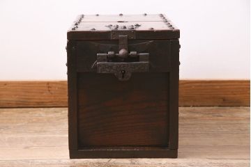 アンティーク雑貨　明治期　総ケヤキ材　錠前付き　引き出し付きが珍しい古い銭箱(銭函)(R-045185)