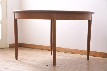ヴィンテージ家具　北欧ビンテージ　G-PLAN(ジープラン)　木の温もり感じるエクステンションテーブル(ラウンドテーブル、ダイニングテーブル)(R-045255)