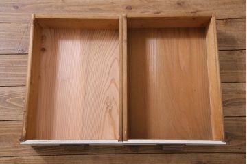 アンティーク家具　昭和中期　モールガラス入り　シャビーなペイントがおしゃれなチェスト(引き出し)(R-045278)