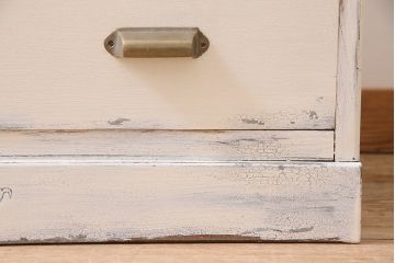 アンティーク家具　昭和中期　モールガラス入り　シャビーなペイントがおしゃれなチェスト(引き出し)(R-045278)