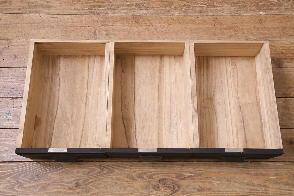 アンティーク家具　和製　昭和中期　総桐材　シックでモダンな雰囲気が魅力の鉄脚付きローボード(テレビ台、戸棚、収納棚)(R-045300)