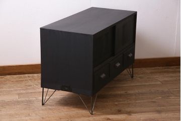 アンティーク家具　和製　昭和中期　総桐材　シックでモダンな雰囲気が魅力の鉄脚付きローボード(テレビ台、戸棚、収納棚)(R-045300)