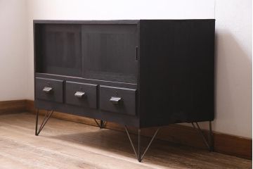 アンティーク家具　和製　昭和中期　総桐材　シックでモダンな雰囲気が魅力の鉄脚付きローボード(テレビ台、戸棚、収納棚)(R-045300)