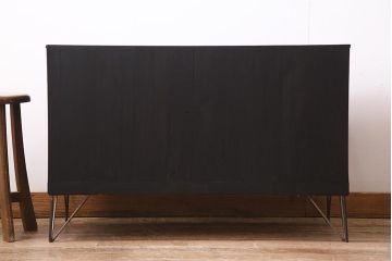 アンティーク家具　和製　昭和中期　総桐材　シックでモダンな雰囲気が魅力の鉄脚付きローボード(テレビ台、戸棚、収納棚)(R-045300)
