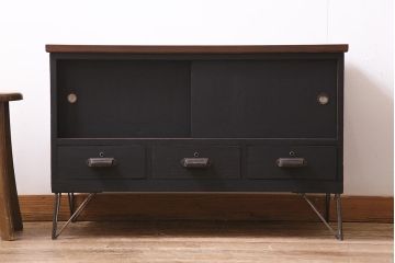 アンティーク家具　和製　昭和中期　天板リメイク　前面桐材　ツートンカラーがおしゃれな鉄脚付きローボード(戸棚、収納棚)(R-045302)