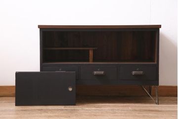 アンティーク家具　和製　昭和中期　天板リメイク　前面桐材　ツートンカラーがおしゃれな鉄脚付きローボード(戸棚、収納棚)(R-045302)