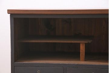 アンティーク家具　和製　昭和中期　天板リメイク　前面桐材　ツートンカラーがおしゃれな鉄脚付きローボード(戸棚、収納棚)(R-045302)