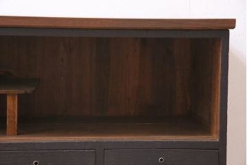 アンティーク家具　和製　昭和中期　天板リメイク　前面桐材　ツートンカラーがおしゃれな鉄脚付きローボード(戸棚、収納棚)(R-045302)