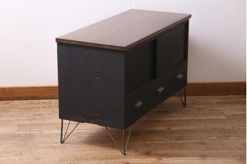 アンティーク家具　和製　昭和中期　天板リメイク　前面桐材　ツートンカラーがおしゃれな鉄脚付きローボード(戸棚、収納棚)(R-045302)