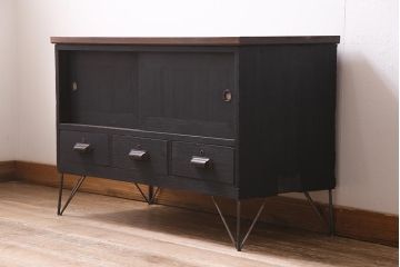 アンティーク家具　和製　昭和中期　天板リメイク　前面桐材　ツートンカラーがおしゃれな鉄脚付きローボード(戸棚、収納棚)(R-045302)