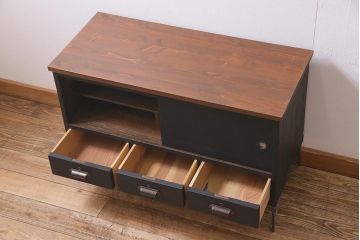 アンティーク家具　和製　昭和中期　天板リメイク　前面桐材　ツートンカラーがおしゃれな鉄脚付きローボード(戸棚、収納棚)(R-045302)