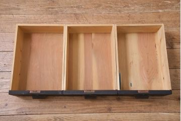 アンティーク家具　和製　昭和中期　天板リメイク　前面桐材　ツートンカラーがおしゃれな鉄脚付きローボード(戸棚、収納棚)(R-045302)