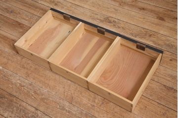 アンティーク家具　和製　昭和中期　天板リメイク　前面桐材　ツートンカラーがおしゃれな鉄脚付きローボード(戸棚、収納棚)(R-045302)